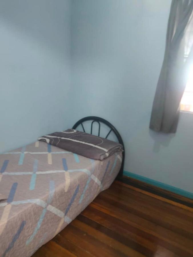 Mak Homestay Upstairs With 5 Bedrooms Kampong Kundassan Esterno foto
